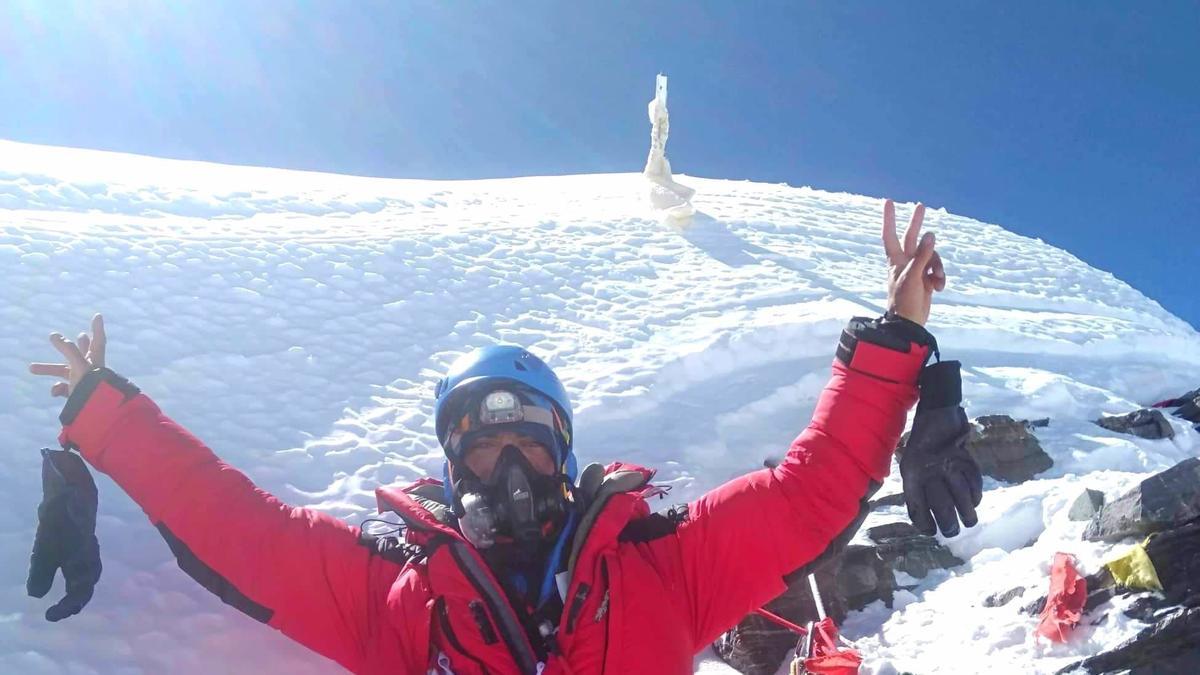 Anto Pérez junto a la cima del Lhotse | La Provincia