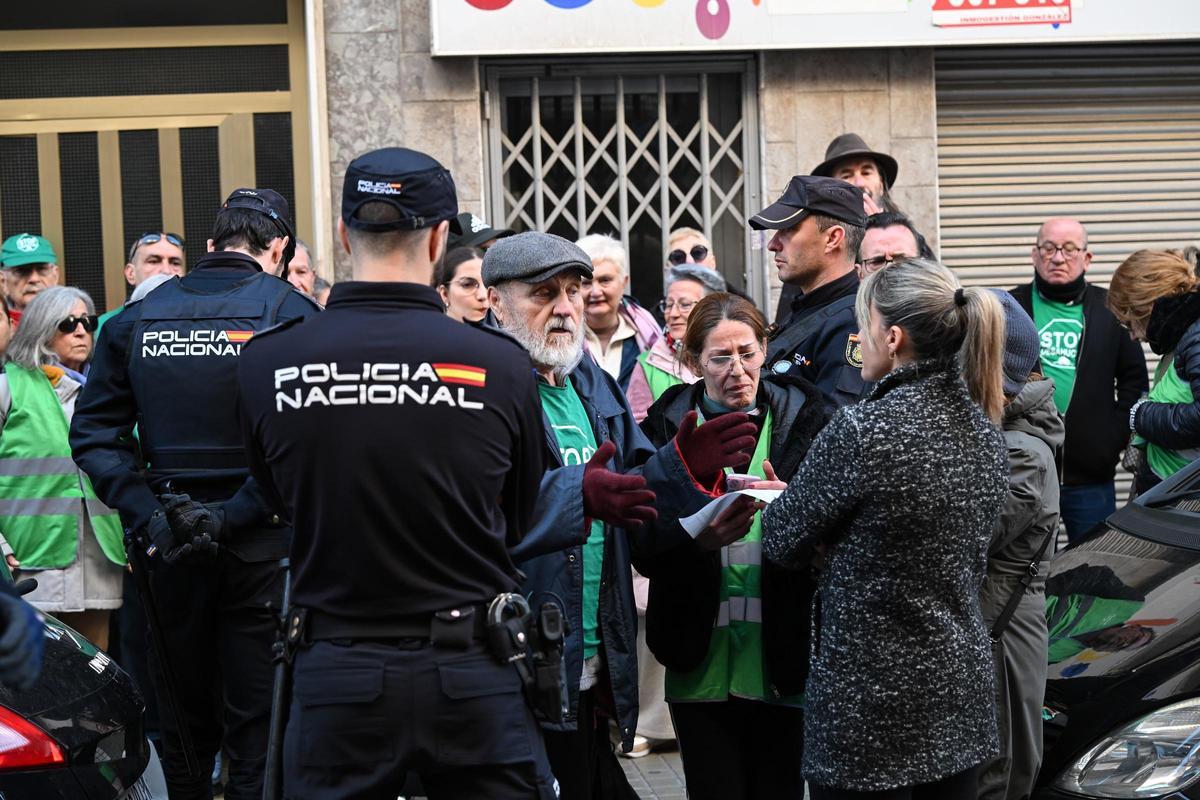 La PAH logra aplazar el desahucio de una mujer y su hija en el barrio de Carrús en Elche