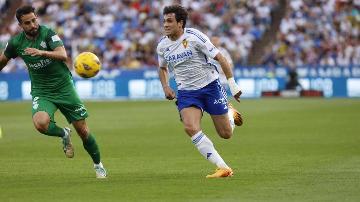 Mario Gaspar se vio superado por Iván Azón en la carrera de la jugada que acabó con empate del Real Zaragoza