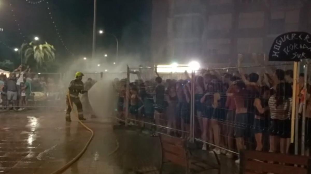 El bombero "enrollado" que saltó con los alicantinos en la banyà de la hoguera de Florida sur