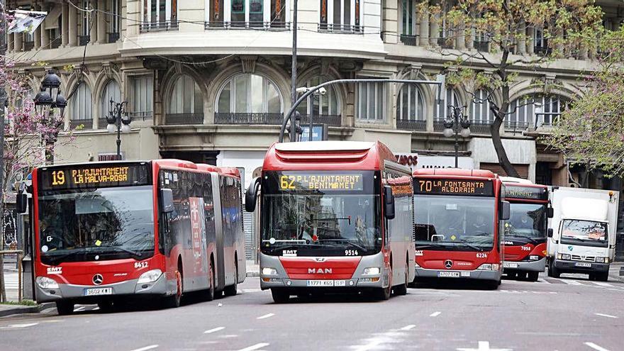 Varios autobuses de la EMT circulan por el centro de la ciudad, prácticamente sin tráfico ni viandantes.