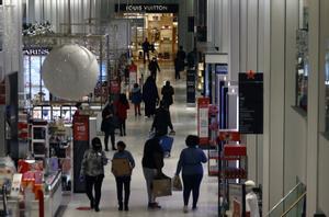 En total, la familias de todo el mundo gastarán en Navidad, según estimaciones de la citada empresa, el 156 % de sus ingresos mensuales. Imagen de archivo. EFE/EPA/JASON SZENES