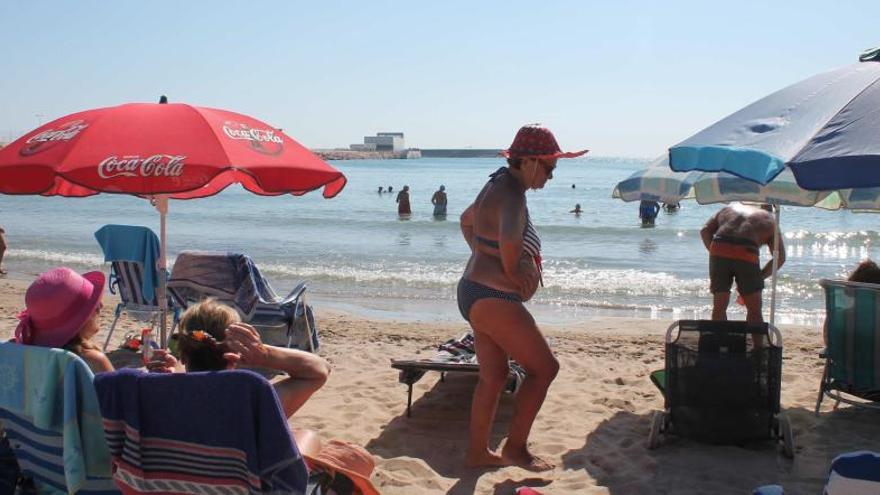 Muere una mujer de 73 años en la playa de Los Náufragos de Torrevieja