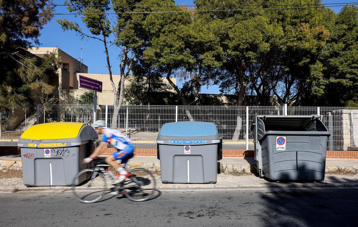 Contenedores nuevos y uno antiguo en una calle de Alicante