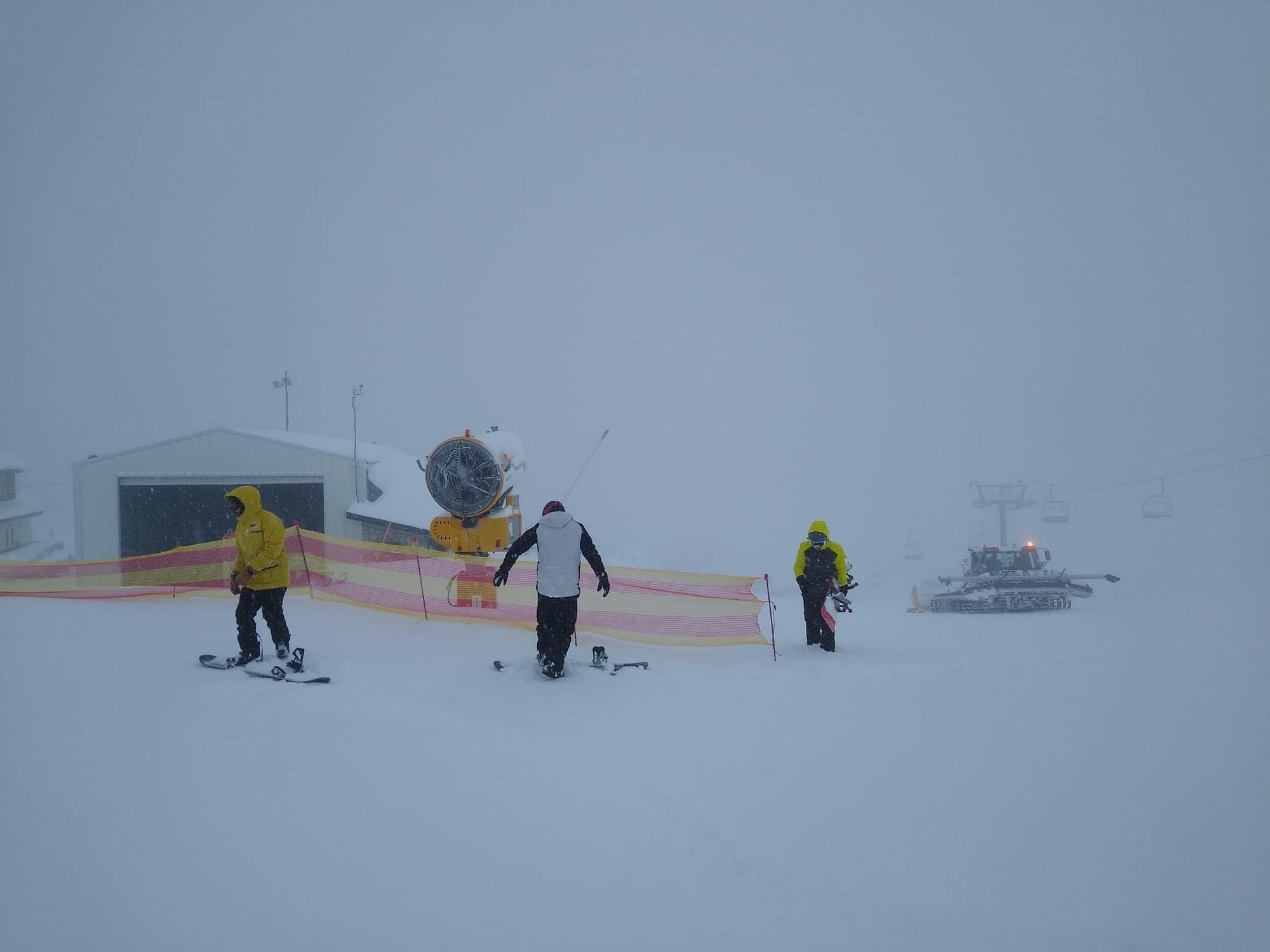 Primer día de la temporada de esquí 2021 en Valgrande-Pajares y Fuentes de Invierno