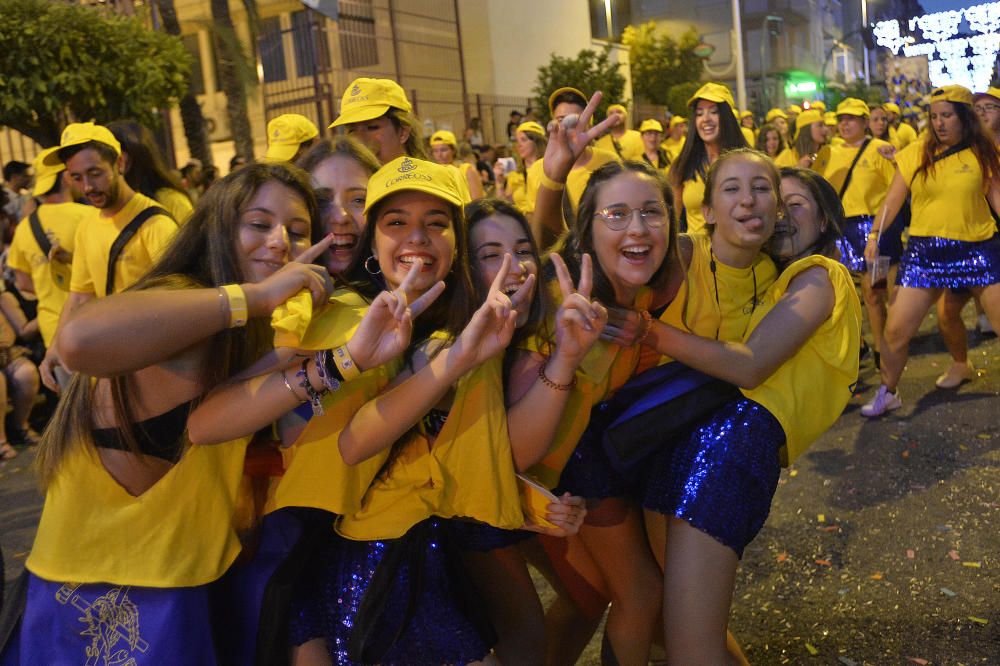 El popular desfile de la Gran Charanga en Elche reúne a más de 4.500 participantes