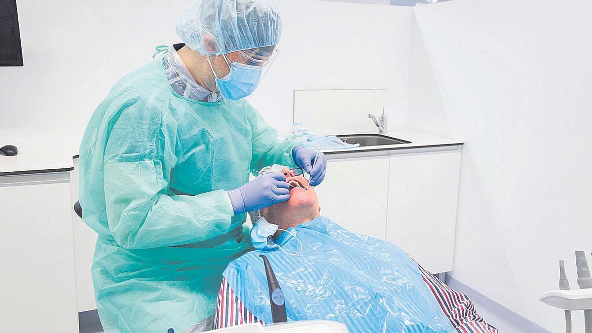 Un estudiante de postgrado durante una práctica en la Clínica Odontológica Universitaria.