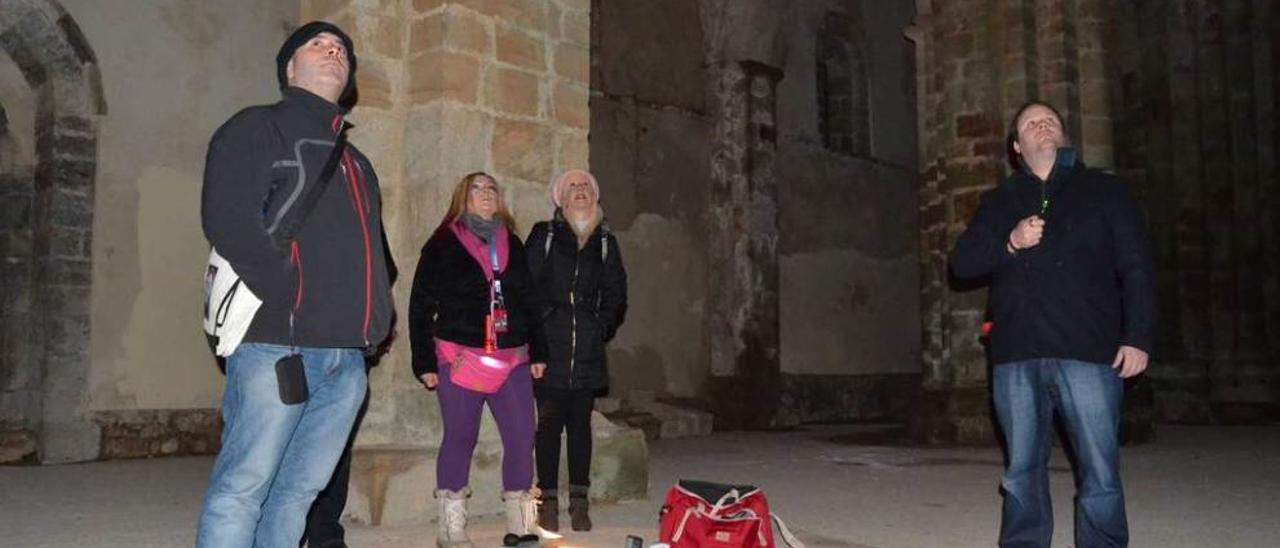 Por la izquierda, David Reina, Marián Coya, Patricia Álvarez y Jonathan López, en el interior del monasterio, con diversas máquinas &quot;cazafantasmas&quot; en el suelo y en la mano.