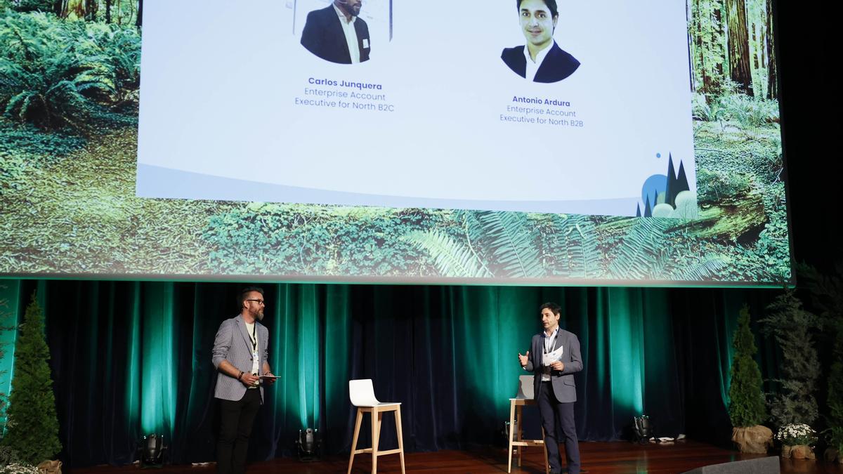 Carlos Junquera y Antonio Ardura, presentando el coloquio sobre el futuro digital del ecosistema empresarial gallego