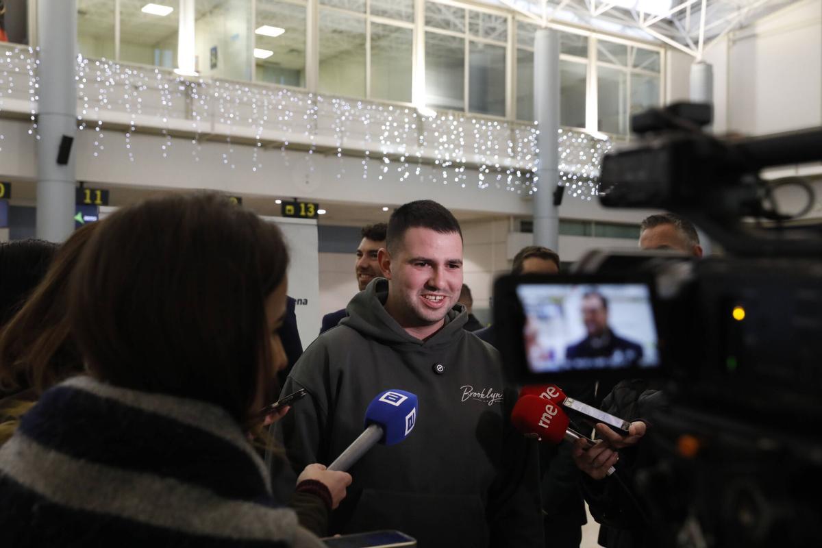 Así fue el recibimiento del pasajero dos millones en el aeropuerto de Asturias.