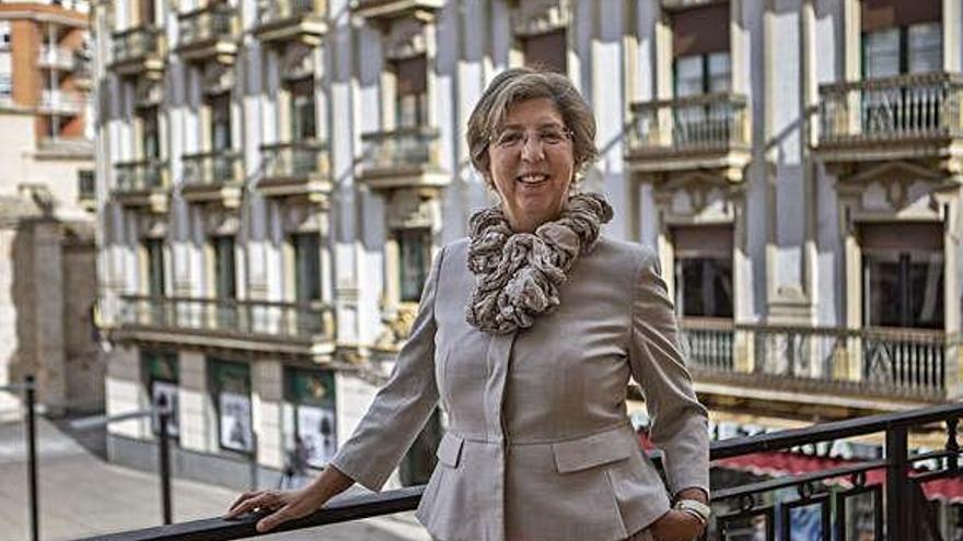 Isabel Clavero, en el balcón del edificio de la Subdelegación del Gobierno.