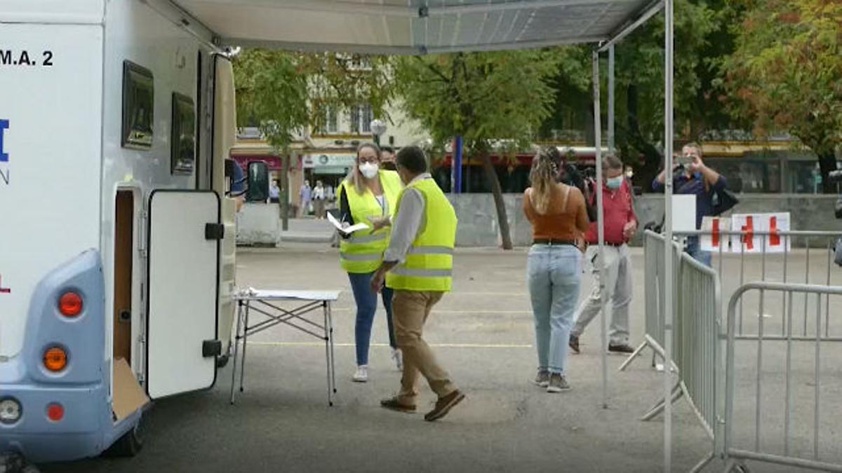 Los aficionados del Sevilla se hacen PCR antes de viajar a Budapest