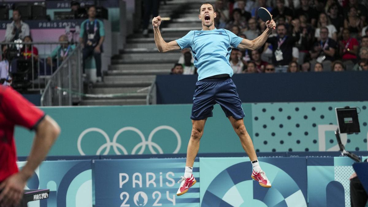 Álvaro Robles celebra su victoria ante el austriaco Daniel Habesohn  n tenis de mesa.