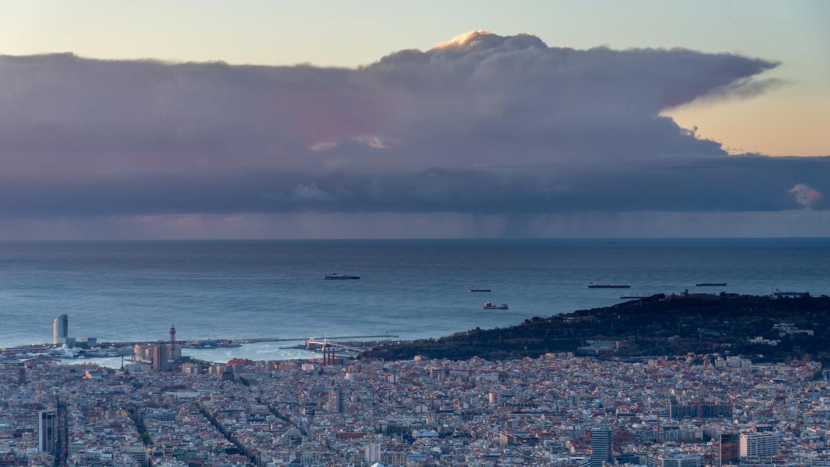 El 27 de marzo del 2024 el día empieza en Barcelona con la presencia, mar adentro, de nubes de tormenta que han dejado algunas lluvias.