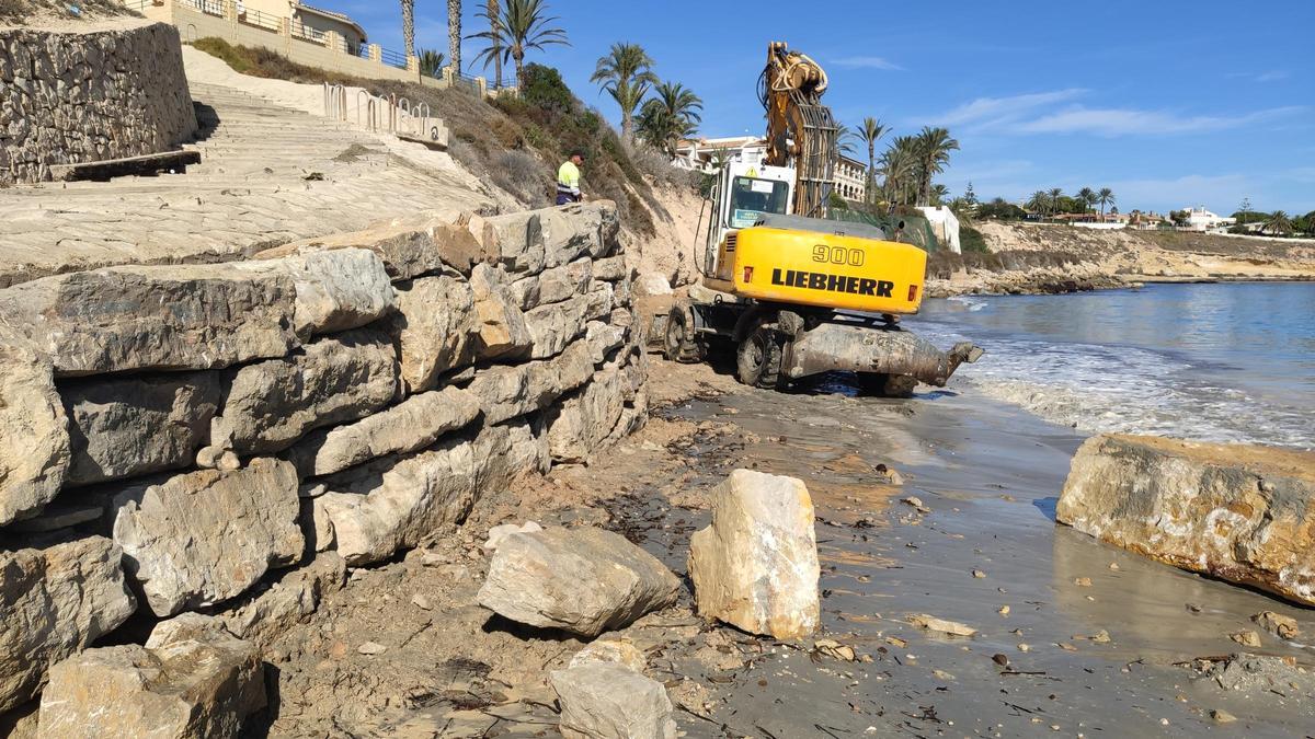 El Campello rehabilita el acceso principal a la playa de l&#039;Almadrava