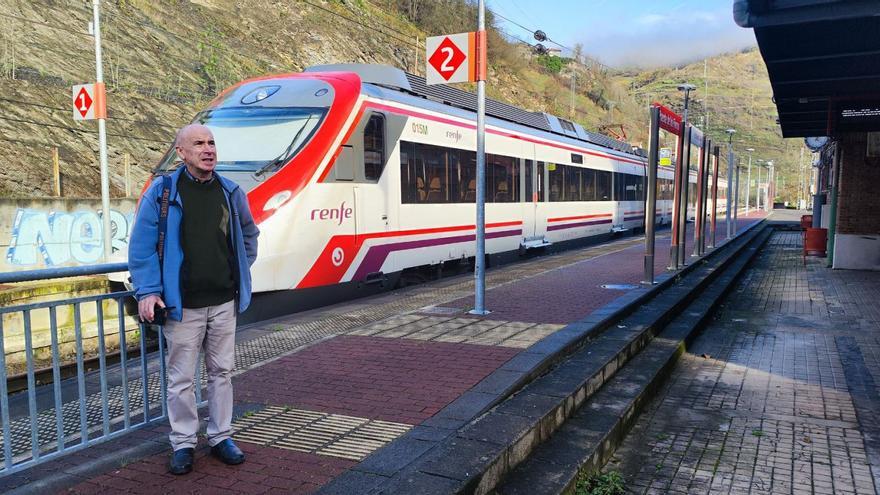 José Ángel Fernández, con el cercanías en Puente de los Fierros a su espalda.