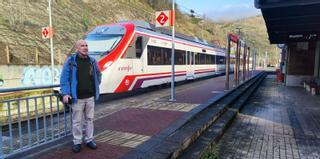 Crónica de un viaje en tren por la soledad de la rampa de Pajares, un tramo sin usuarios abocado a la extinción con la llegada del AVE