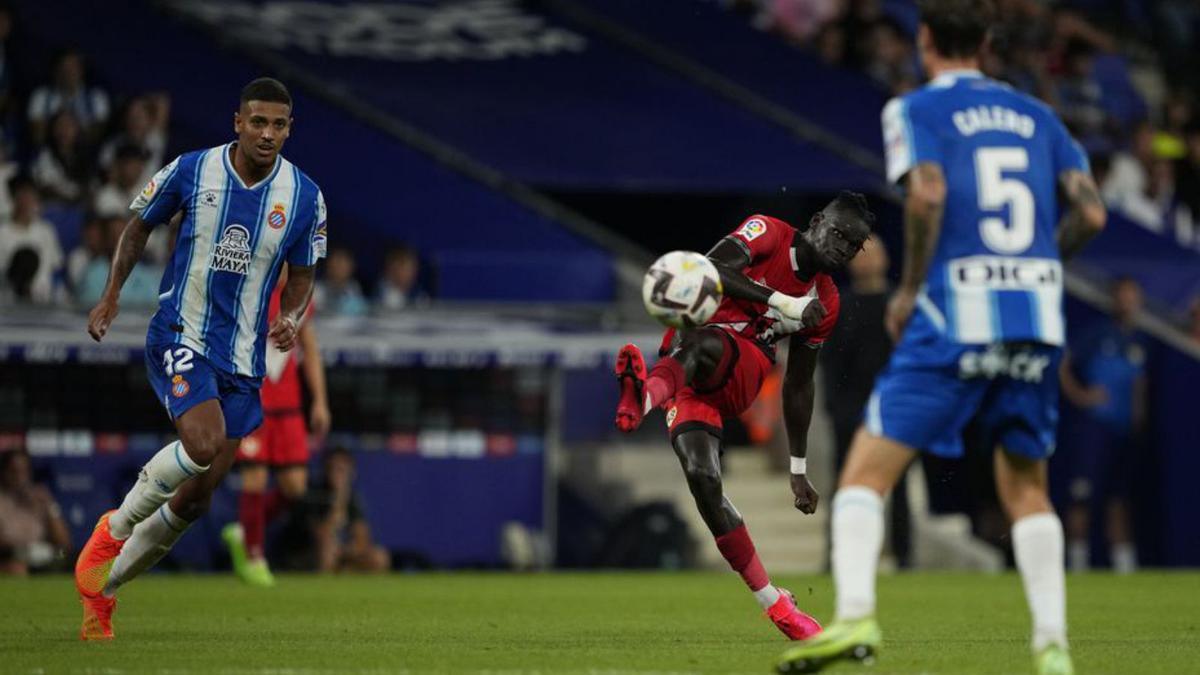 Pathé Ciss fent un xut a l’RCDE Stadium. | EFE/ALEJANDRO GARCÍA