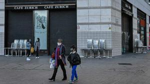 Entran en vigor las nuevas restricciones en Catalunya que cierran bares y restaurantes. En la foto, el emblemático bar Zúrich, en la plaza de Catalunya de Barcelona, cerrado.
