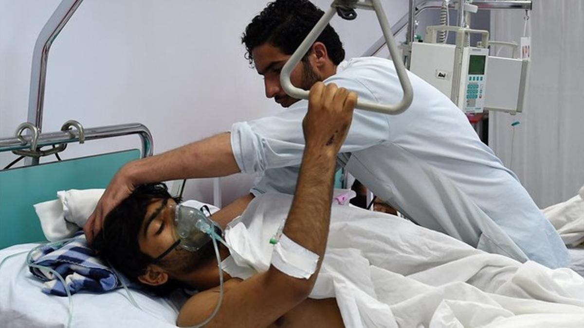 Uno de los miembros de MSF, herido tras el bombardeo, es tratado en un hospital de Kabul, este martes.