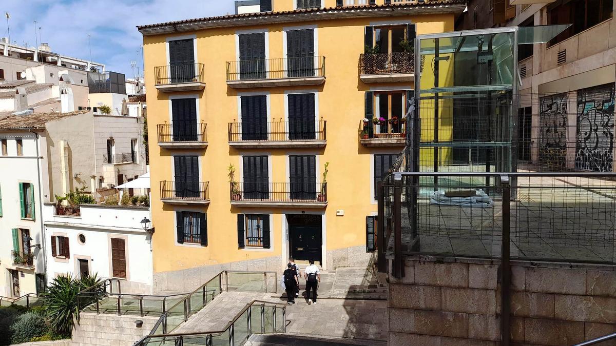 Los trabajos de desmontaje de la maquinaria del ascensor de la plaza Major están a punto de finalizar.