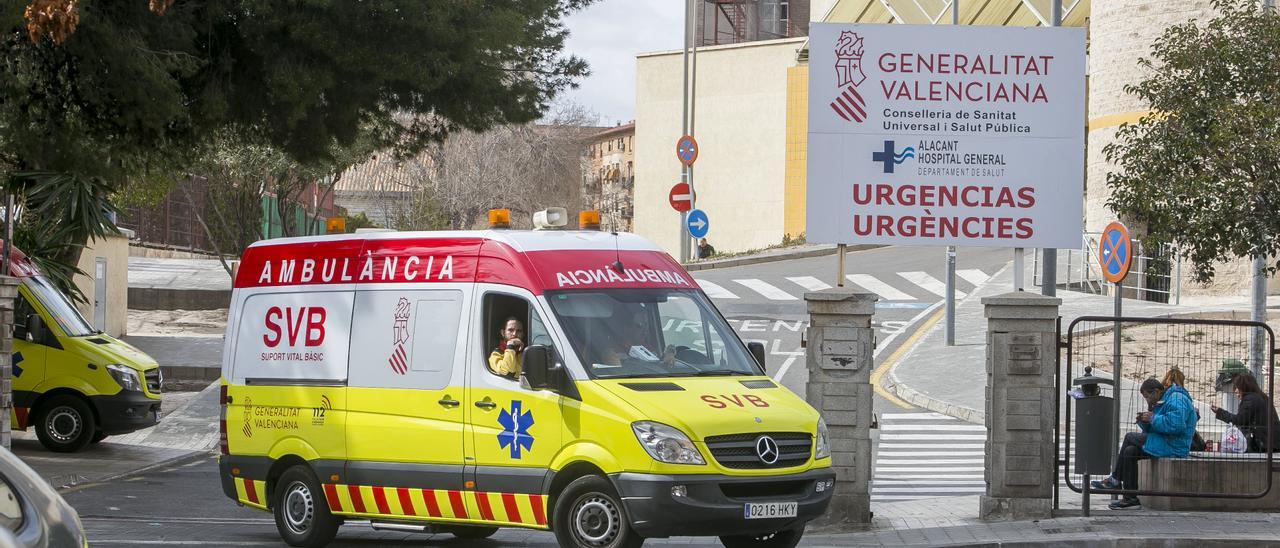 Una ambulancia sale del Hospital General, en imagen de archivo