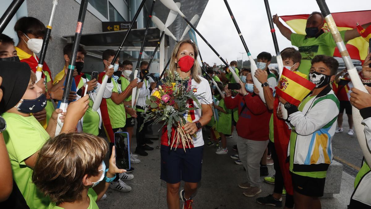 Los miembros del Club Mar Ría de Aldán le hicieron un pasillo de honor a la flamante medalla de plata.