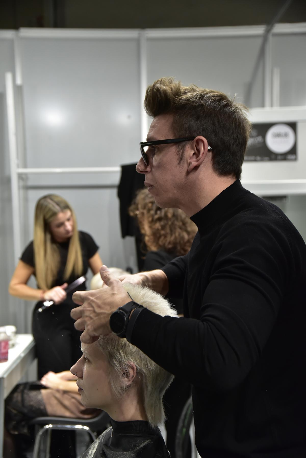 El peluquero alzireño Carlos Valiente.