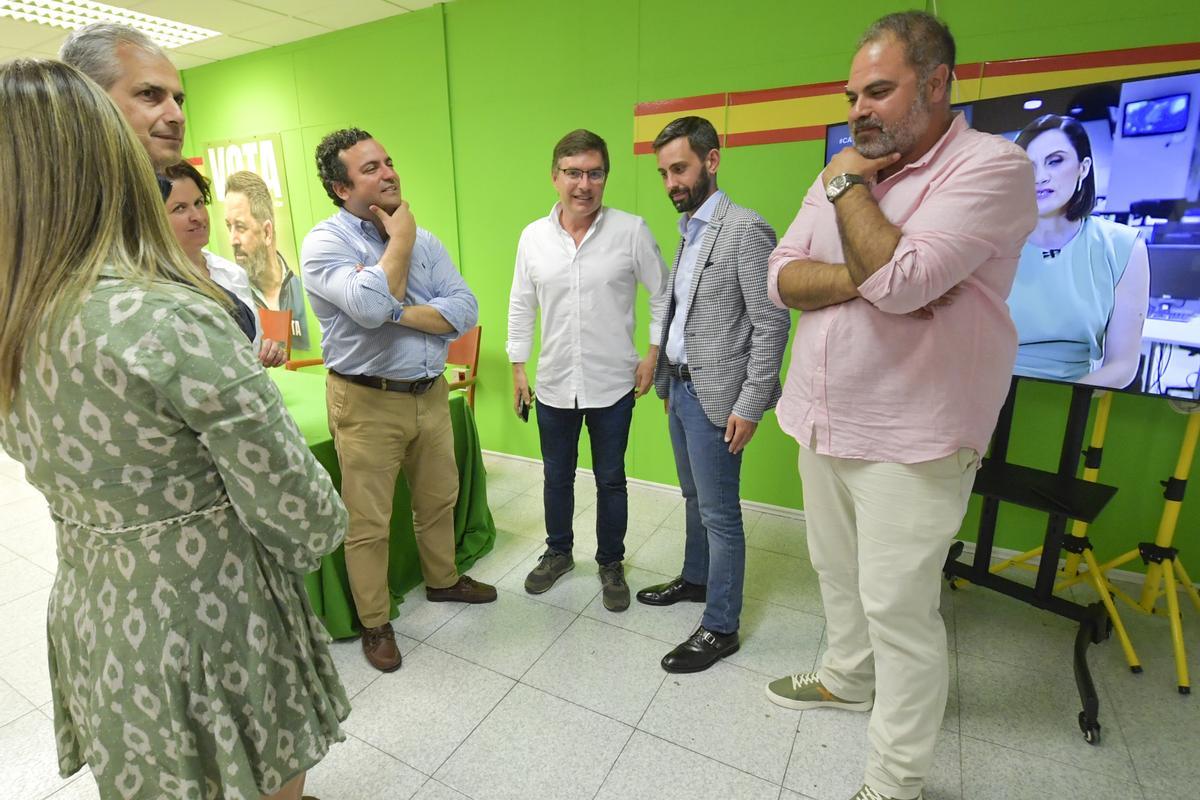 Nicasio Galván, en el centro, junto a militantes y simpatizantes del partido este domingo en la sede electoral en Las Palmas de Gran Canaria.