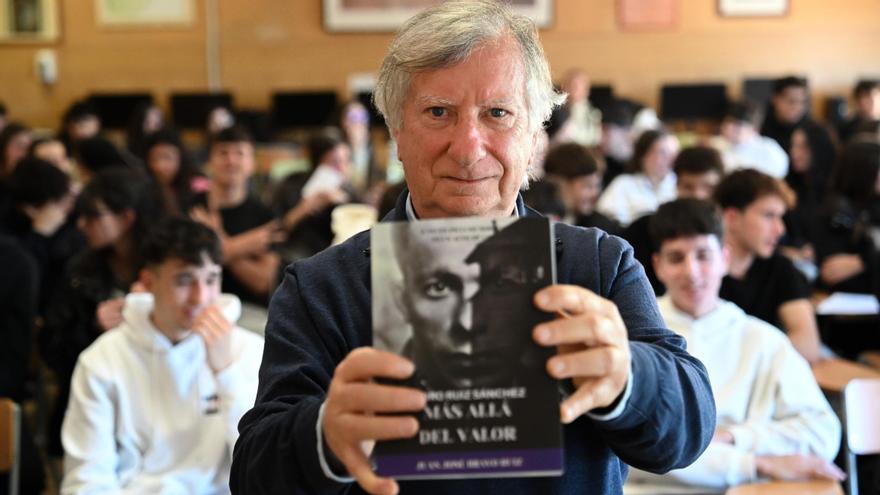 "Se está olvidando lo que ocurrió en los campos nazis": Pedro Ruiz, hijo de un superviviente de Mauthausen cuenta la historia de su padre a alumnos de un instituto en Elche