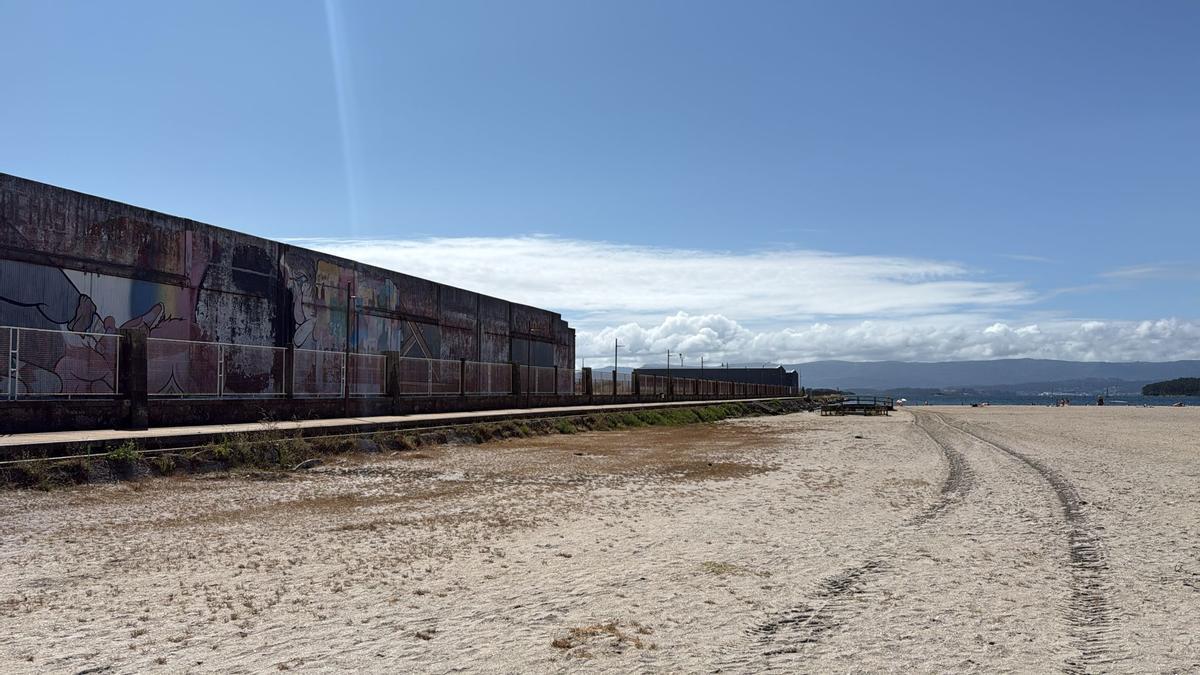 Las naves que cuestiona Abad están pegadas a la playa.