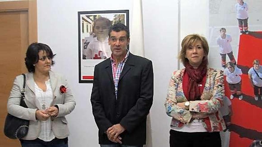 De izquierda a derecha, Charo Fernández, Jesús Amas y Celia Fernández, ayer, en la reformada sede de Cruz Roja.