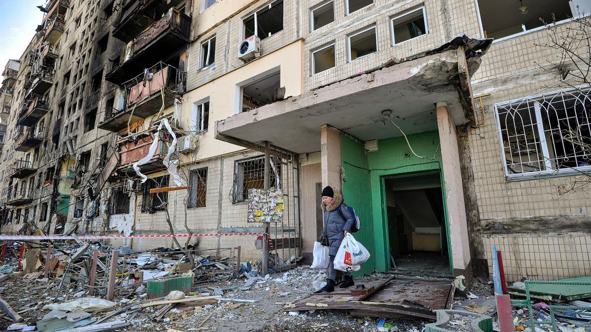 Un edificio en Kiev bombardeado por las fuerzas rusas.
