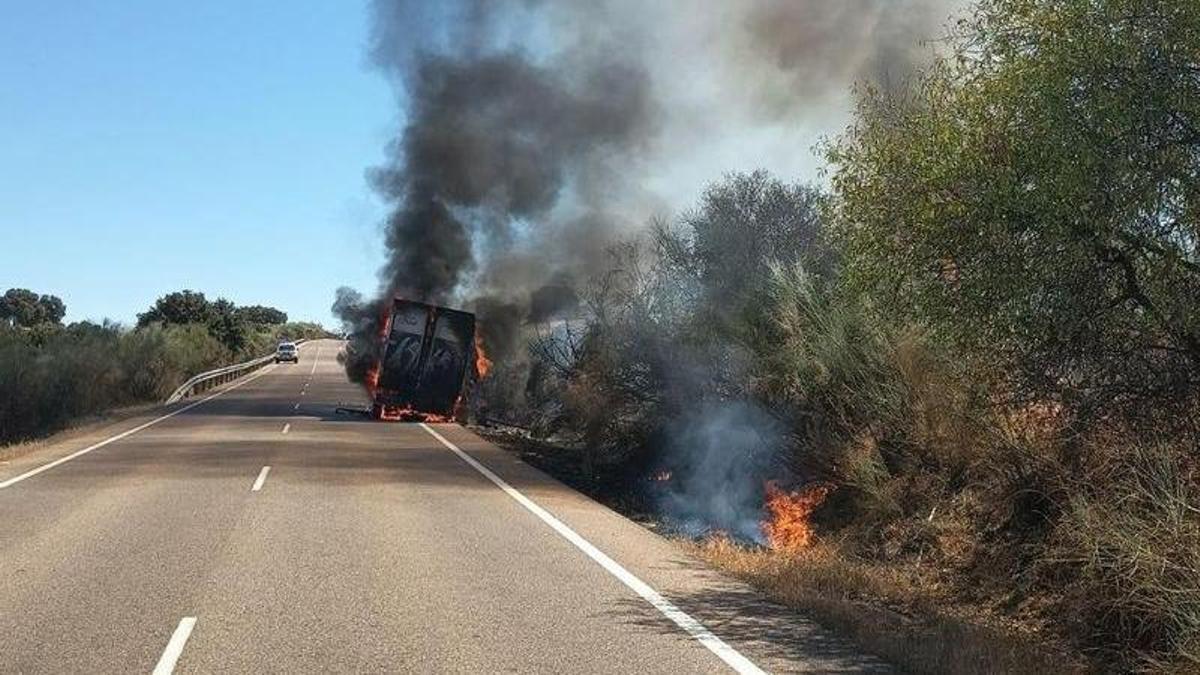 El incendio de Badajoz queda estabilizado y se desactiva el nivel 1