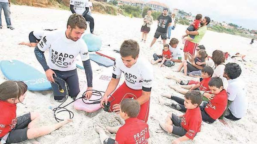 Monitores y niños preparando la clase de surf. // Jorge Santomé