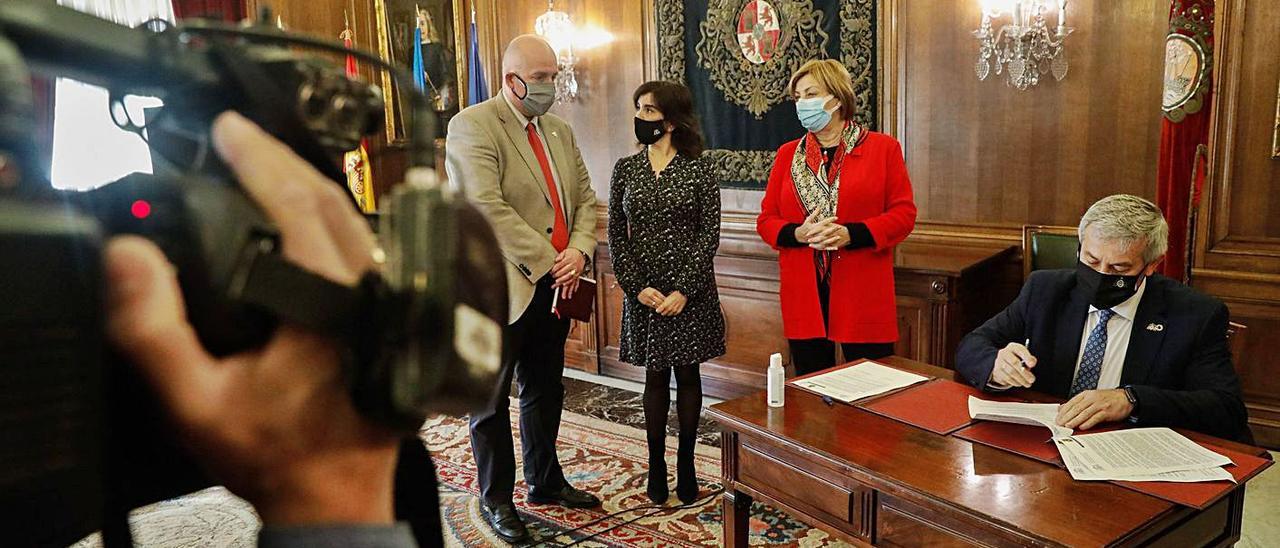 De izquierda a derecha, Francisco Borge, Yolanda Alonso, Mariví Monteserín y Santiago García Granda, ayer, durante la firma del convenio de creación de la cátedra de Cine. | Mara Villamuza