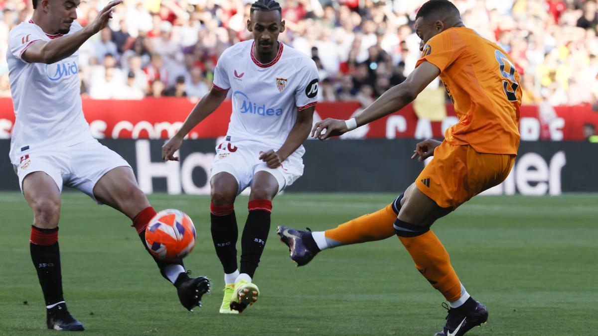 Kylian Mbappé dispara en el partido de Liga entre el Sevilla y Real Madrid