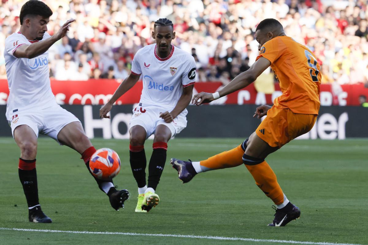 Mbappé i les expulsions desembussen un partit tebien el Pizjuán Mbappé i les expulsions desembussen un partit tebien el Pizjuán