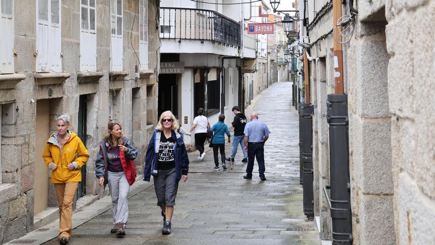 La Rúa Conde, en el corazón del casco histórico de Baiona.