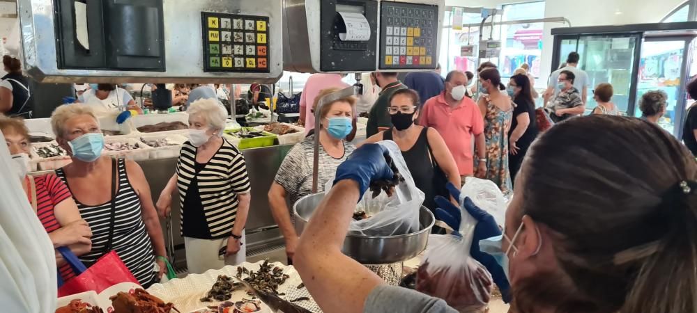 Gran afluencia de público al mercado de Vilagarcía