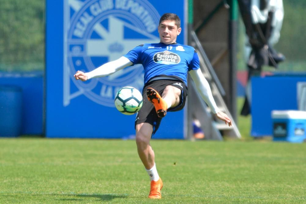 Penúltimo entrenamiento de la plantilla blanquiazul antes de viajar a Mestalla para cerrar la temporada 2017-18.