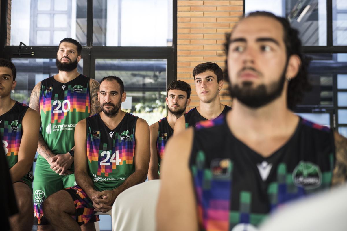 Jugadores del Cáceres durante la presentación de las equipaciones.