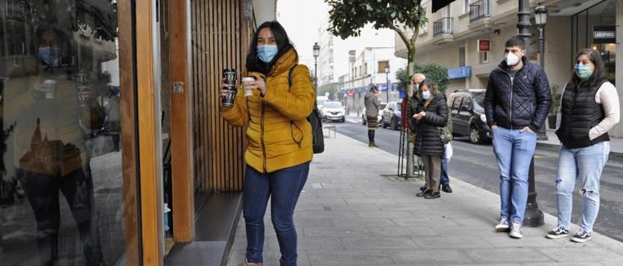 Colas y distancias de seguridad para recoger café para llevar en un bar de Lalín. |   // BERNABÉ/ JAVIER LALÍN