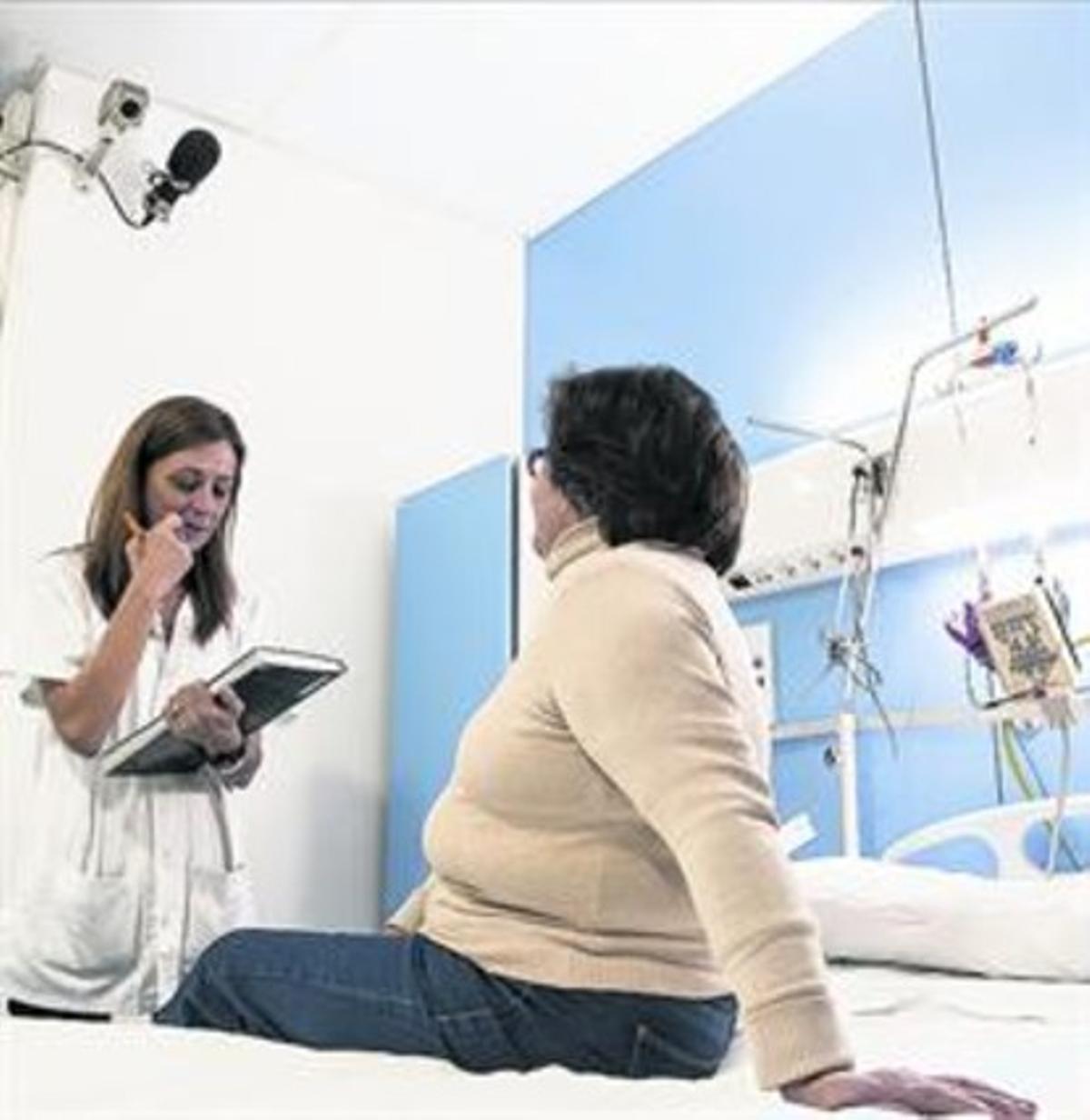 EXAMEN CLÍNIC.La doctora Romero avalua l’Emma a l’Hospital de la Vall d’Hebron. EXAMEN CLÍNIC.La doctora Romero avalua l’Emma a l’Hospital de la Vall d’Hebron.