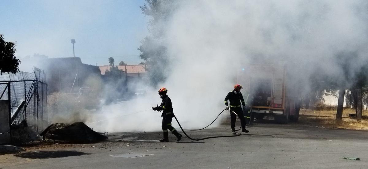 Para apagar las llamas acudieron bomberos de Montoro.