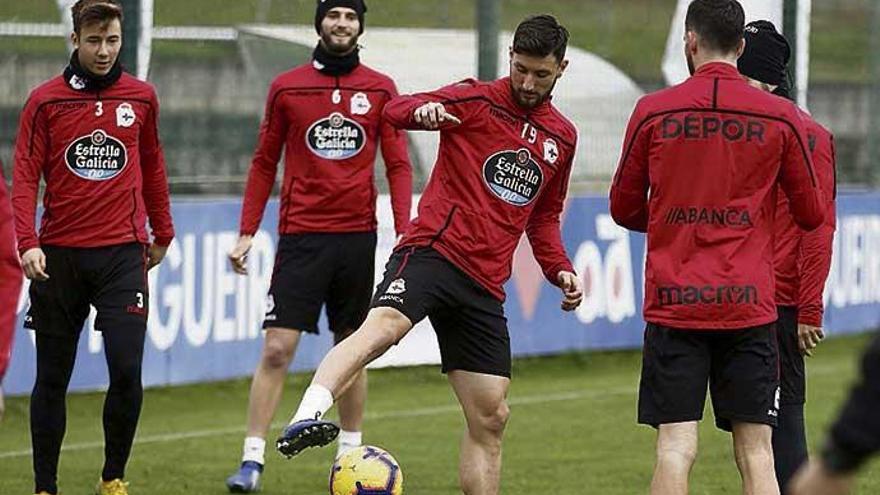 Borja Valle, en medio de varios compañeros, durante el entrenamiento de ayer en Abegondo.