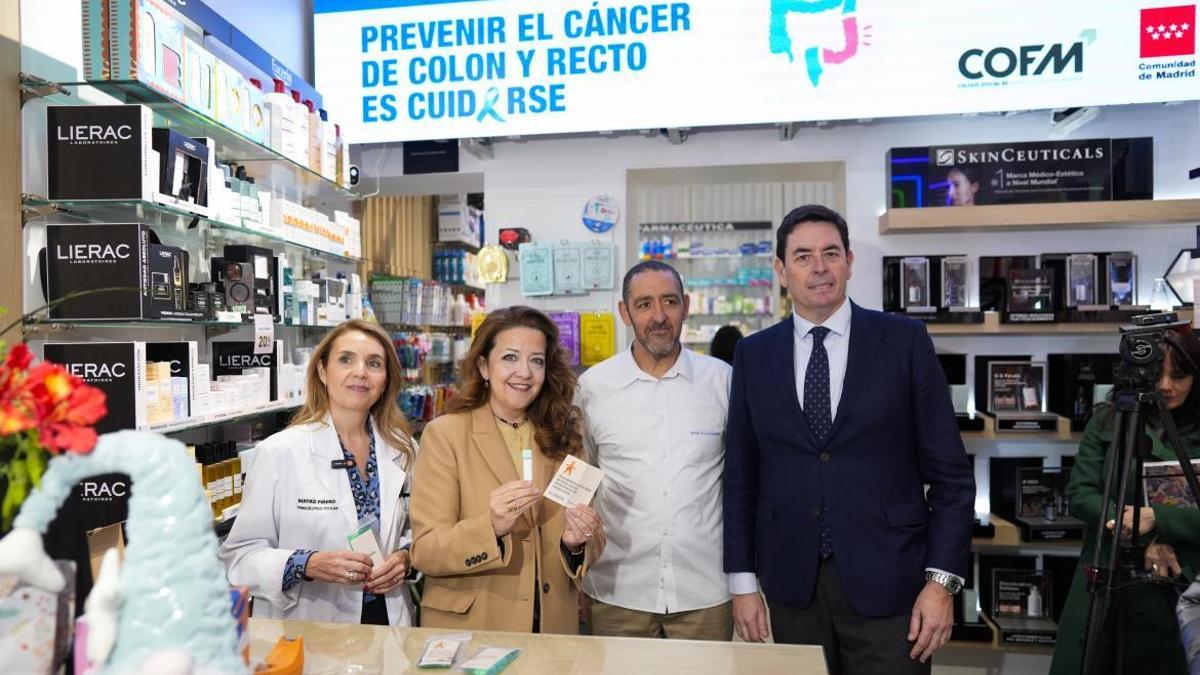 Matute visitó en este lunes una de las farmacias que ya dispensa los kits del PREVECOLON