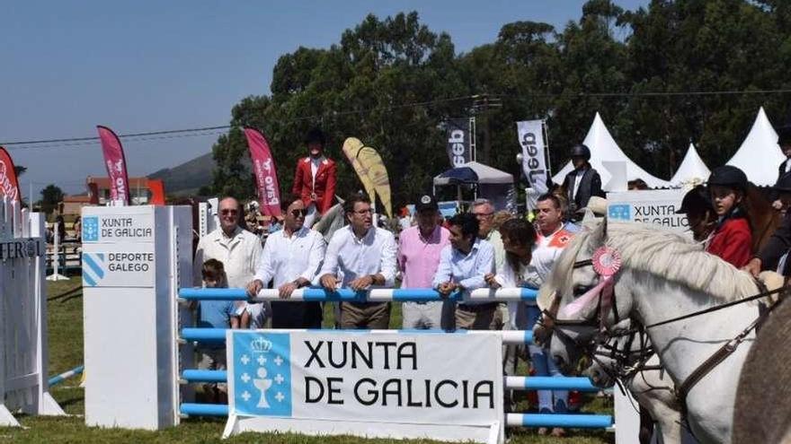 El presidente de la Xunta, Alberto Núñez Feijóo, ayer, en su visita a Equiocio.