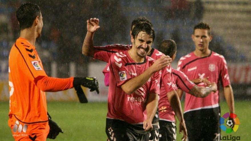 Aurtenetxe celebra con sus compañeros el triunfo en El Toralín.