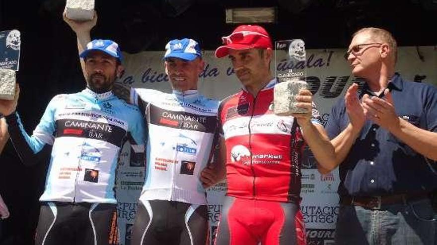 Los tres primeros con los trofeos, ayer en el podio. // FdV